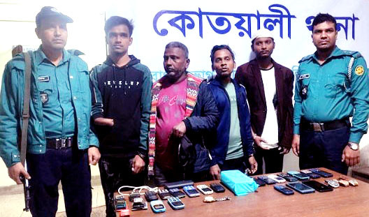১৮ চোরাই ফোন উদ্ধার, গ্রেফতার ৪
